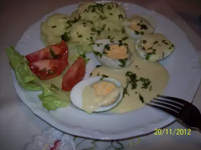 Маринованные яйца с картофельным пюре под горчичным соусом.