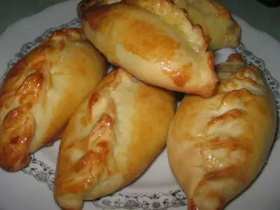 Пирожки с яблоками и печенье из хрущевского теста.