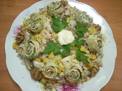 Мясной салат с омлетом и орехами