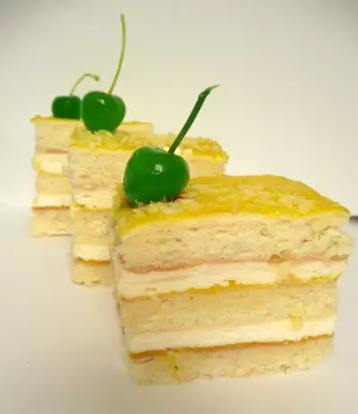 "лимонные пирожные" (lemon pastries)