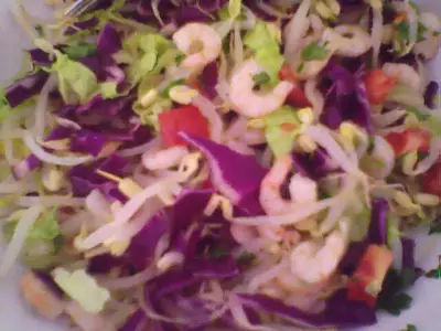 Салат с проросшей соей и креветками