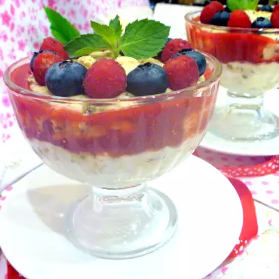 Десерт творожный с грильяжными хлопьями и ягодным соусом