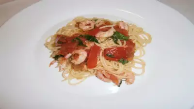 Как приготовить спагетти с креветками и томатом. паста с креветками, готовим дома
