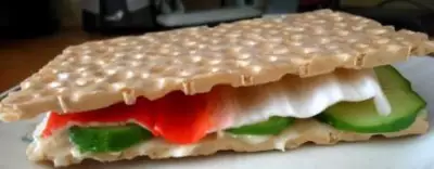 Лёгкий сэндвич с вафельными хлебцами