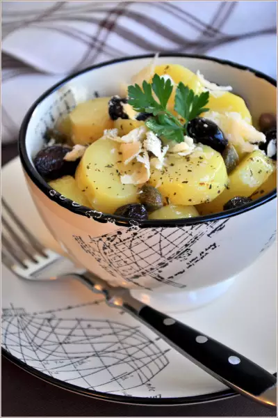 Салат из молодого картофеля с маслинами каперсами и пармезаном