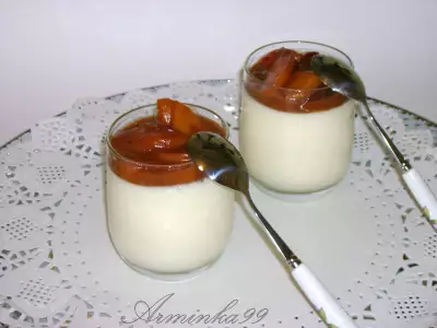 Панна-котта с йогуртом и айвовым соусом