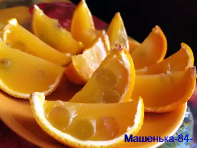 Желе апельсиновые дольки с косточками виноградом