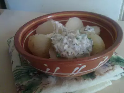 Тёплая картофельная закуска с йогуртовым соусом