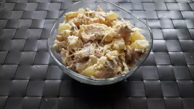Салат с ананасом, грибами и курицей