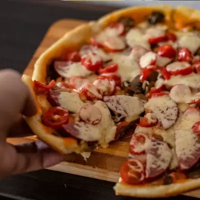 Пицца на сковороде с грибами и колбасой