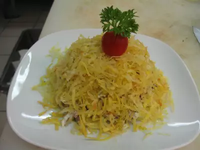 Салат мясной с китайской капустой и картофельной стружкой