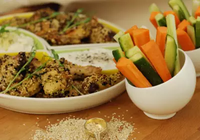 Куриные крылышки гриль с кунжутом, свежими овощами, чесночным соусом и соусом дорблю. тест драйв с окраиной.