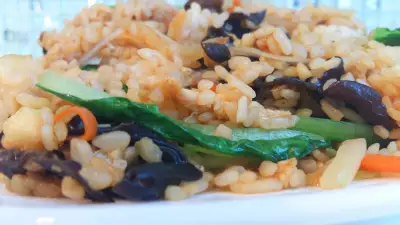 Жареный рис с говядиной и овощами по-китайски