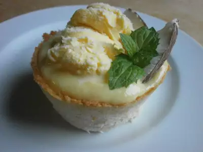 Десерт - мороженное в кокосовых корзинках фото