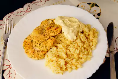 Курица с жёлтым рисом и чесночным соусом