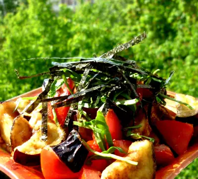 Салат с хрустящими баклажанами помидорами и нори в устричном соусе