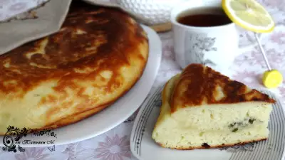 Жаренный пирог на кефире с сыром и луком
