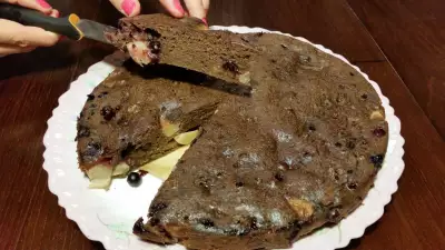 Шоколадно - банановый пирог с грушами и чёрной смородиной. видео
