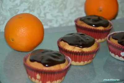 Апельсиновые кексы с шоколадной глазурью