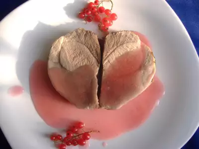 "разбитое сердце" ( запеченная свинина с соусом из красной смородины)
