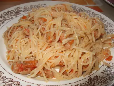 Мясо с макаронами в томатно чесночном соусе