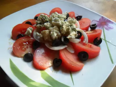 Салат с помидорами и сыром с голубой плесенью