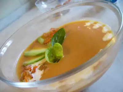 Томатный суп-пюре с креветками и авокадо