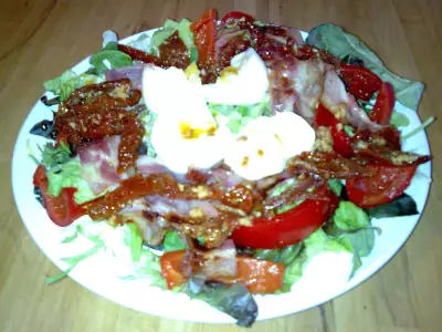 Салат латук с сушеными помидорами и  яйцом