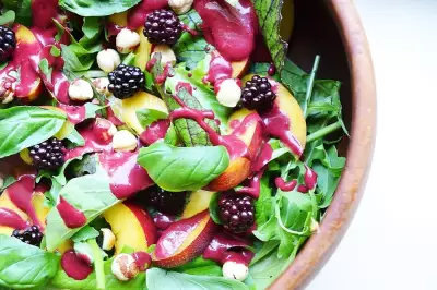 Летний салат с ежевикой и нектарином здоровое питание