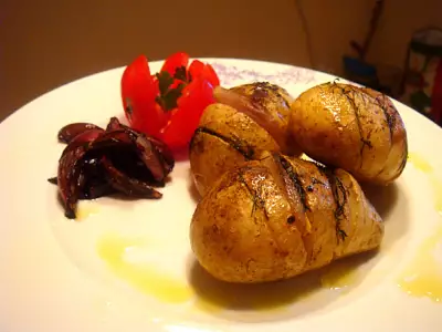 Картошка-гармошка с маринованным луком
