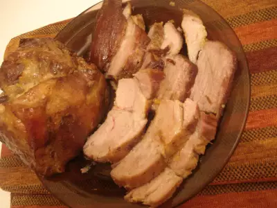 Кусок пикантного свиного  мяса запечёного в духовке