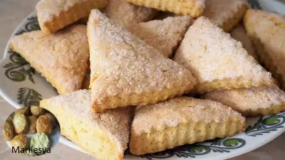 Печенье - сахарные треугольники