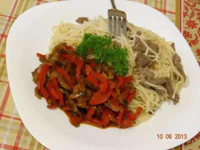 Спагетти говяжьи с овощной приправой вкусный ужин быстро в мульте