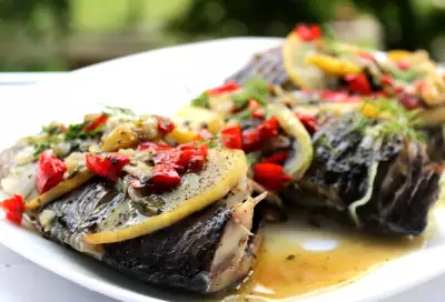 Речная рыба с яблоками и овощами  в духовке (как сделать вкусное блюдо из костлявой рыбы)
