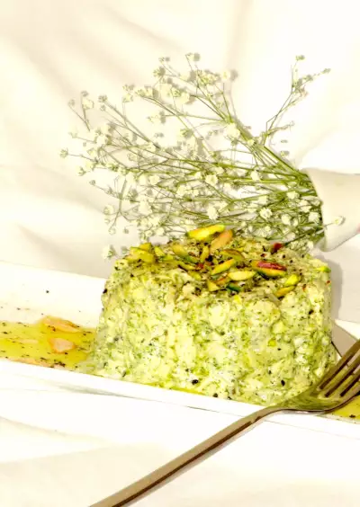 Порционный салат из куриной грудки и запеченых баклажанов