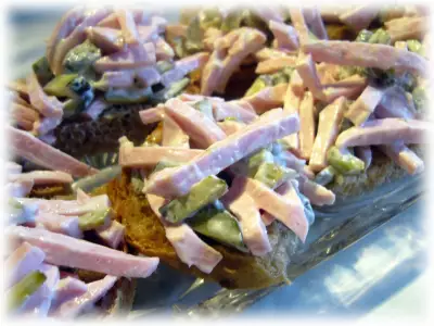 Колбасный салат (fleischsalat)