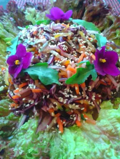 Овощной салат с морской капустой и пряной заправкой