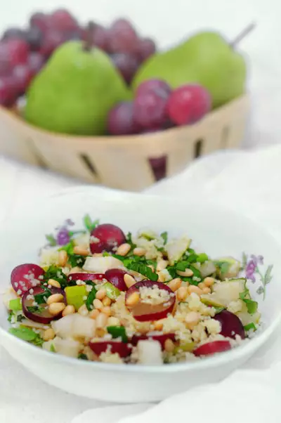 Салат с кускусом грушами виноградом мятой и кедровыми орехами