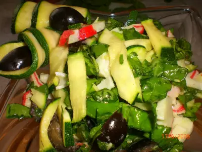 Крабовый салат с цуккини и шпинатом