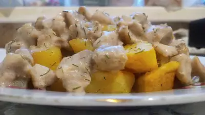 Курица в сметанном соусе с картошкой