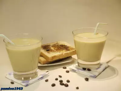 Кофейный ласси с кофейными тостами бодрящий завтрак жарким летним утром