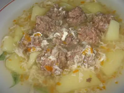 Суп картофельно-яичный с фрикадельками.