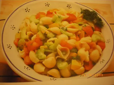Салат из макарон с овощами и ветчиной