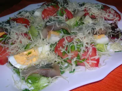 Салат  " экспромт " с сельдью, спелыми помидорами  и сыром