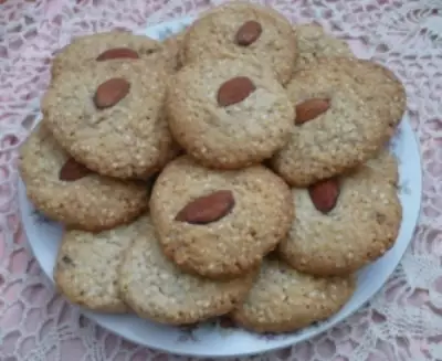 Печенье с кунжутом и орехами