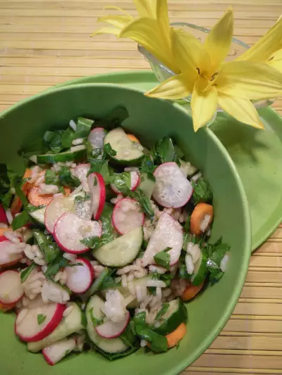 Летний салат с рисом и овощами