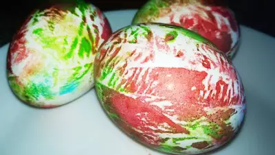 Как покрасить пасхальные яйца