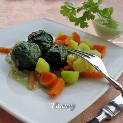 Паровые котлетки из телятины в шпинате с овощным гарниром и соусом из кориандра