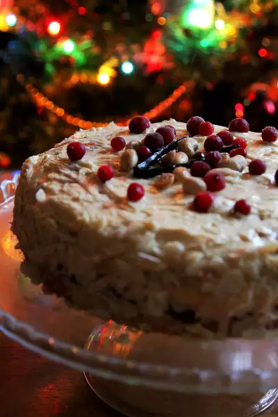Рождественский торт с орехами и клюквенным желе