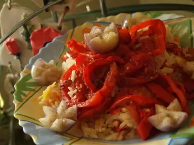 Вкусный рис под шубой из перца и помидор на овощной подушке